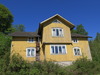 Bostadshuset på fastigheten Håkankila 2:58 är uppfört i en klassicerande stil som var vanlig för landsbygdens villor kring sekelskiftet 1900. 