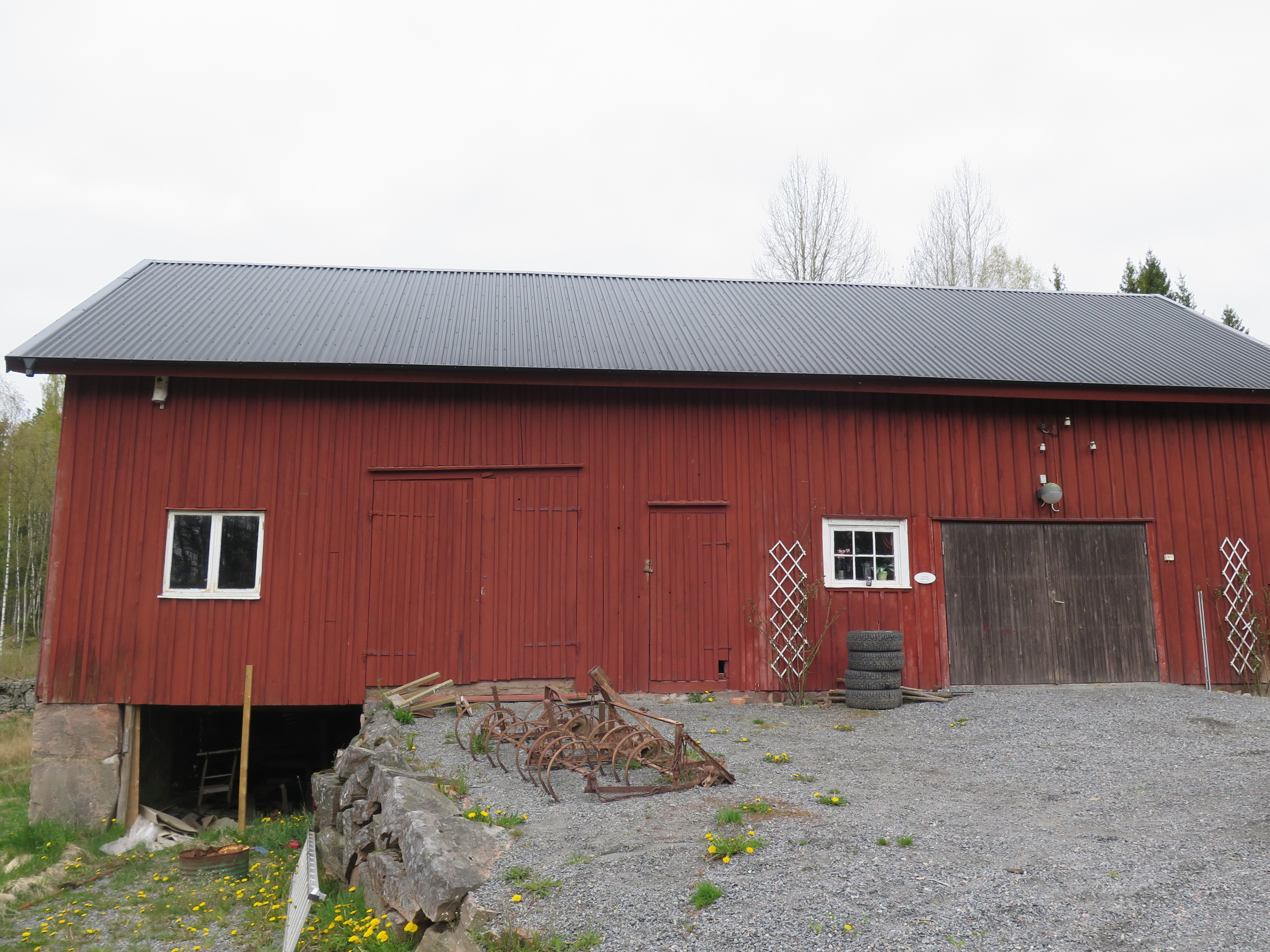 Även en mindre ladugårdsbyggnad finns på fastigheten, troligtvis uppförd någon gång kring 1900-talets början. 