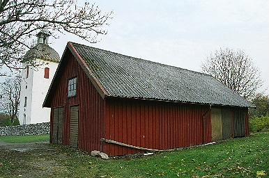 Ekonomibyggnad söder om Horreds kyrka och kyrkogård, från SV.