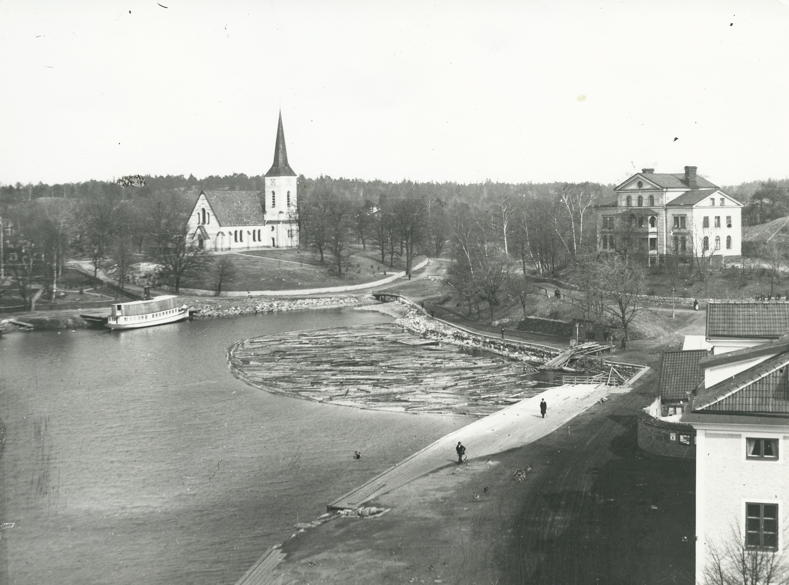 Farstaviken med Gustavsbergs kyrka och värdshus till höger i bild. I förgrunden syns Gula byggningen. 