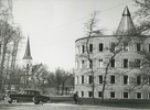 Runda huset var kommunalhus mellan 1954 och 1988. Det byggdes på marken där Bagarns träsk tidigare låg. Arkitekt var Olof Thunström och byggmästare Anton Skoglund. Det invigdes 20 februari 1954. I Bakgrunden, Gustavsbergs kyrka