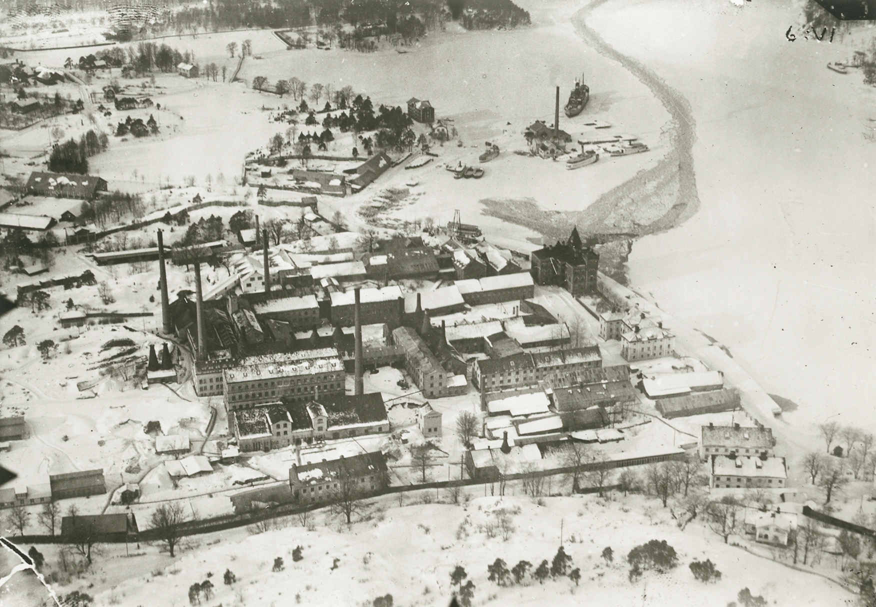 Exteriör. Flygfoto över Gustavsbergs fabriksområde vintertid, 1929.