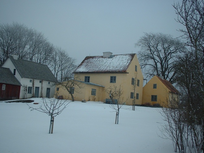 Lilla Kyrkebys i Hejnum, från gårdssidan, i vinterskrud.