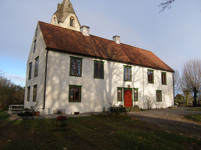 Manbyggnaden vid Grötlingbo prästgård efter utvändig restaurering.