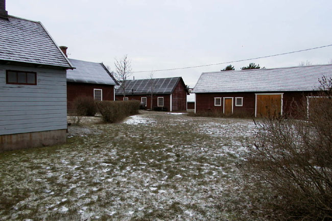 Ferdinand Petterssons mekaniska verkstad. Byggnaden till höger är ladugården. I mitten skymtar masinhuset och verkstaden, till vänster bostadshuset.