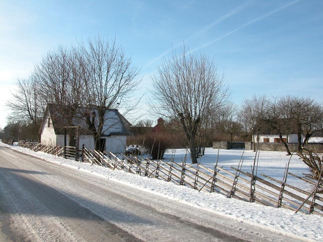 Sockenstugan i Bäl. Sockenstugan till vänster och ladugården till höger, delvis skymd av kyrkogårdsmuren.