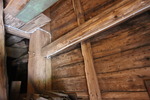Badelunda klockstapel, konstruktion entréplan. På bilden syns en medeltida sprättäljd bräda som är
spikad som stöd åt panelen mellan hörnstolparna. 