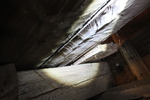 Detaljbild av undersidan av golvplank och behuggningen i släpljus.