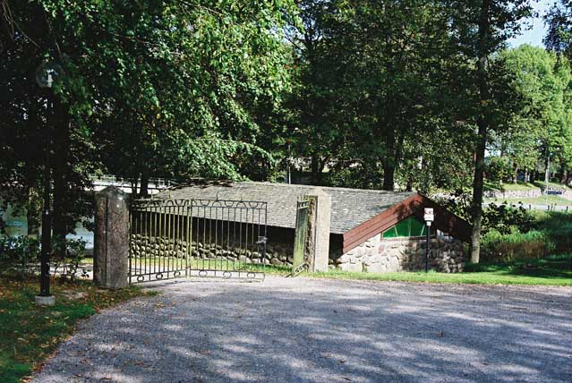 Bårhuset vid entrén till "Nya kyrkogården".  Foto från sydväst inifrån kyrkogården.