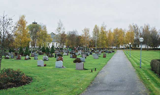 Del av 1976 års kyrkogårdsutvidgning  sydväst om kyrkan. Till höger syns  församlingshemmet. Foto från sydväst.