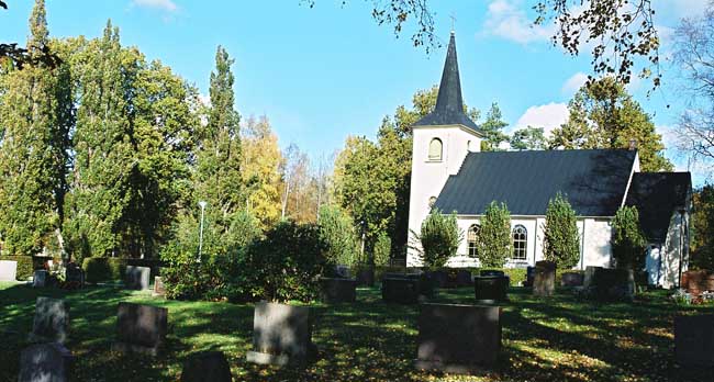Kyrkan och kyrkogården från sydväst.