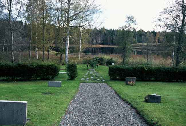 Minneslund nere vid sjönstranden öster om kyrkan.