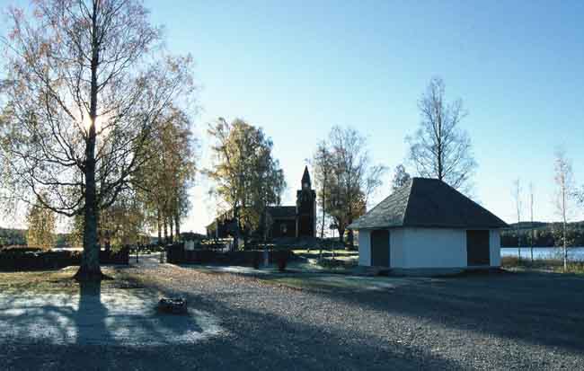 Rämmens kyrka och bårhuset norr därom.