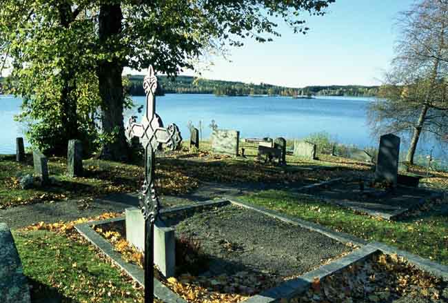 Äldre del av kyrkogården, öster om kyrkan.