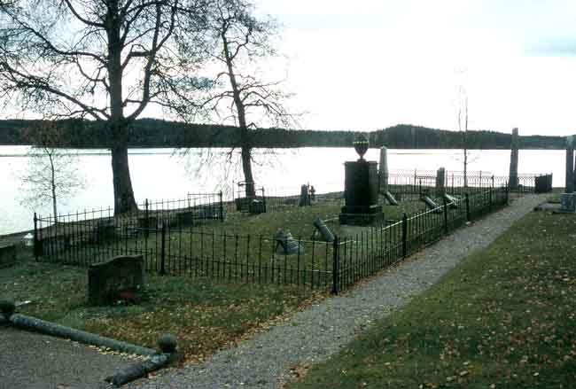 Äldre gravvårdar öster om kyrkan.