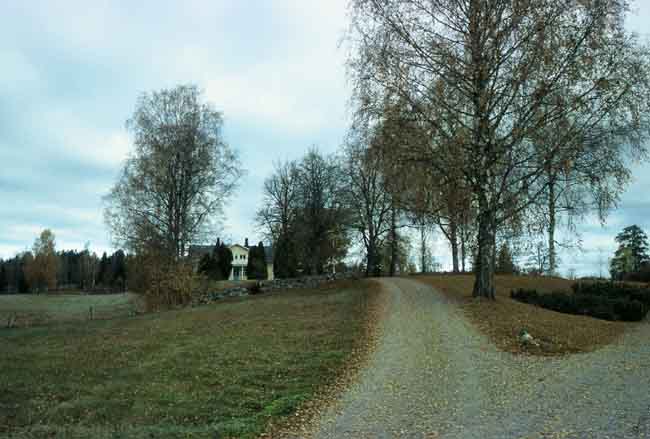 Prästgården ligger norr om kyrkan, i anslutning till nya kyrkogården. 