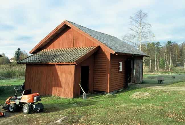 Gamla kyrkstallet används nu som förråd och garage.