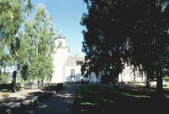 Den gamla kyrkogården norr om kyrkan.