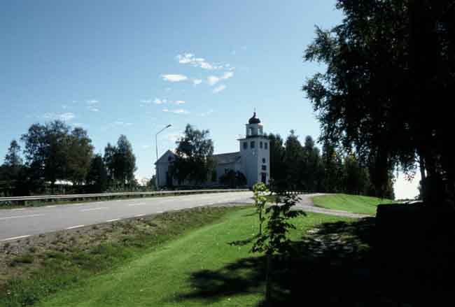 Vitsands kyrka från nordväst, intill den nya kyrkogården.