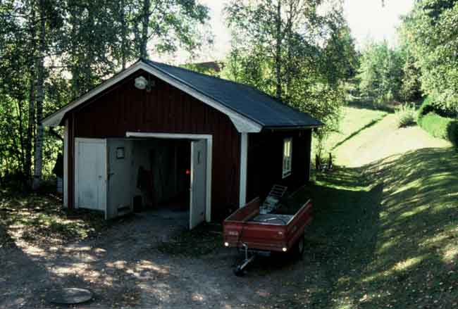 Garage i anslutning till nya kyrkogården. 