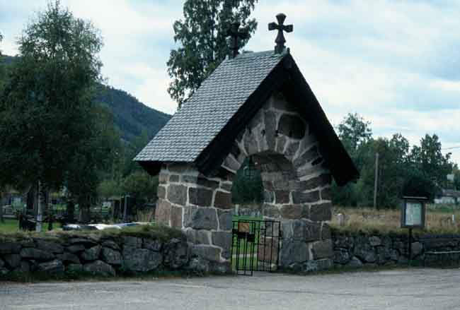 Stigport öster omkyrkan.