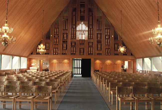 Norra Finnskoga kyrka, vy mot läktare med orgel bakom trägaller.