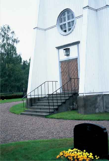 Södra Finnskoga kyrka, huvudentré i väster.