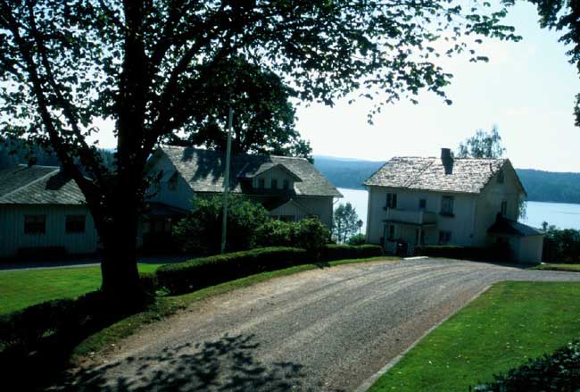 Sockenstugan och fd klockarbostaden med Glafsfjorden i bakgrunden.