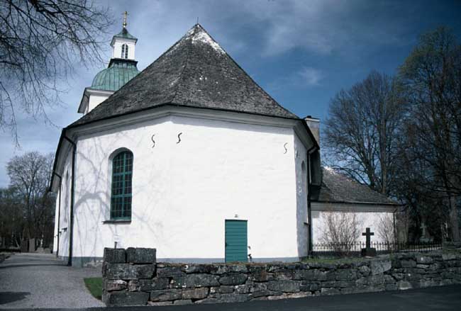 Mikaelikyrkan från öster.