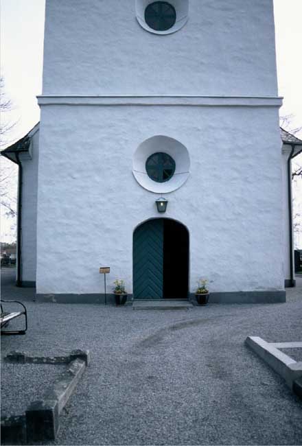 Mikaelikyrkan, huvudentré i väster.