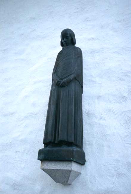 Mikaelikyrkan, skulptur av Christian Eriksson på nordfasaden.