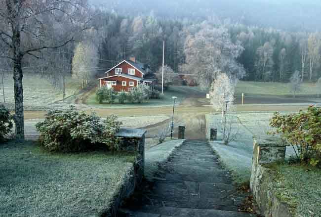 Vy ner mot församlingshemmet väster om kyrkan.