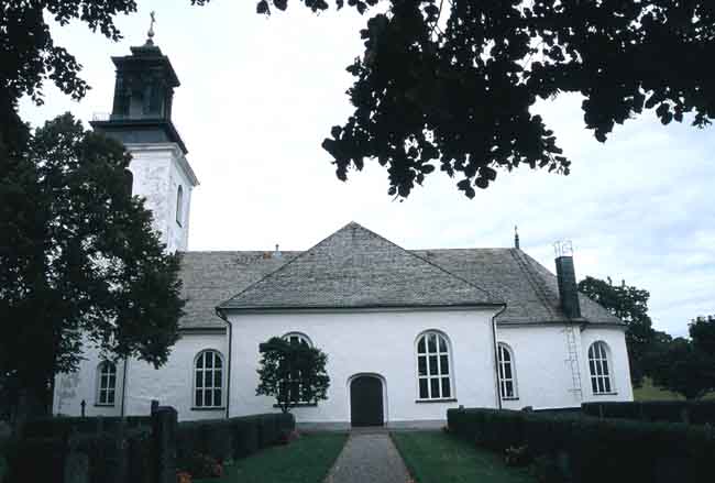 Gunnarskogs kyrka från söder.