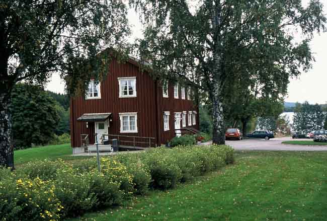 Sockenstugan ligger söder om kyrkan.