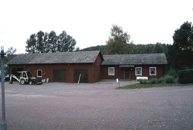 Ekonomibyggnad söder om kyrkan.