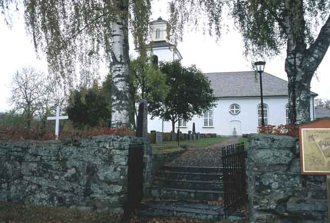 Södra ingången till kyrkogården.