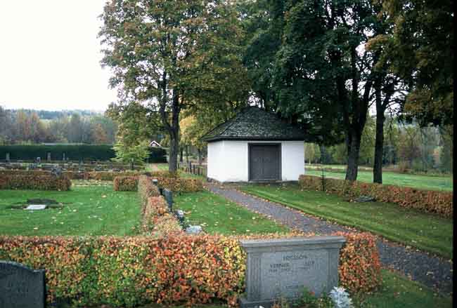 Bårhuset sydost om kyrkan.