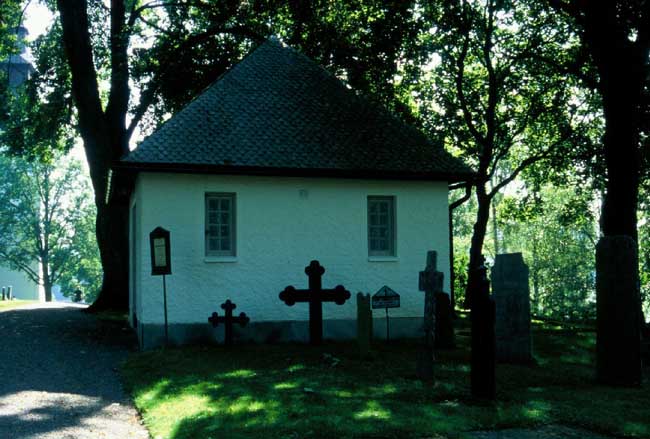 Bårhuset på kyrkogården.