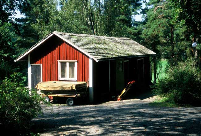 Ekonomibyggnad på kyrkogårdens norra del. 