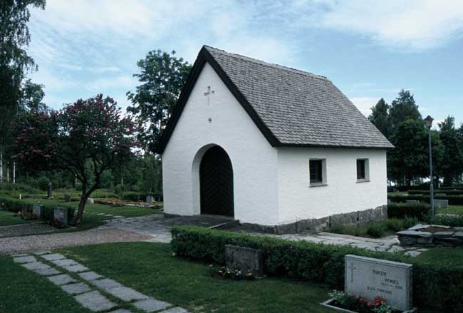 Bårhus från sydväst. Placerat öster om kyrkan.