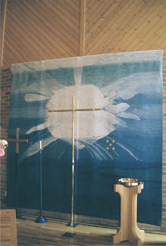 Österledskyrkan, interiört, den textila altarprydnaden i blå nyanser.