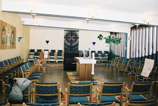 Karlbergskyrkan, interiört, kyrkorummet med altaret placerat i rummets mitt.