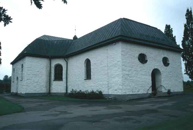 Kyrkan från nordväst.