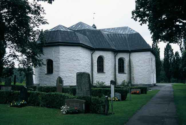 Kyrkan med sakristia i öster.