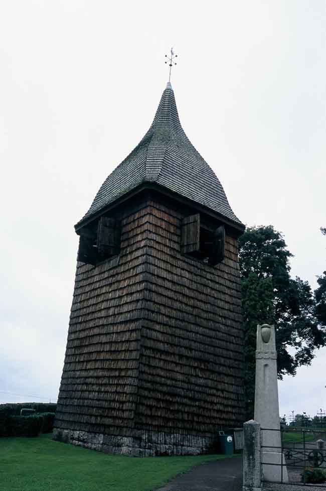 Klockstapeln sydost om kyrkan.