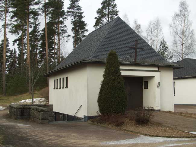 Gravkapell väster om kyrkan.