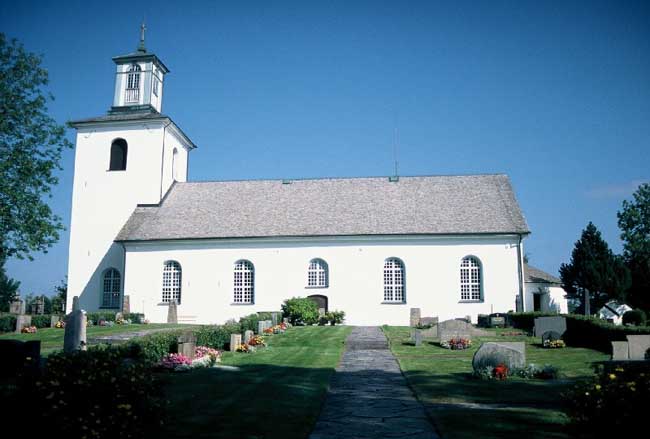 Västra Ämterviks kyrka från söder.