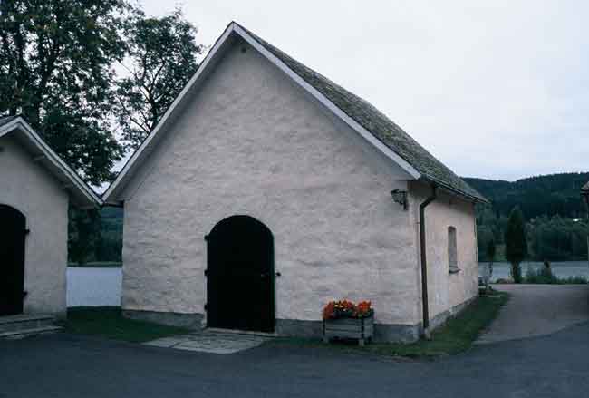 Bårhuset öster om kyrkan.