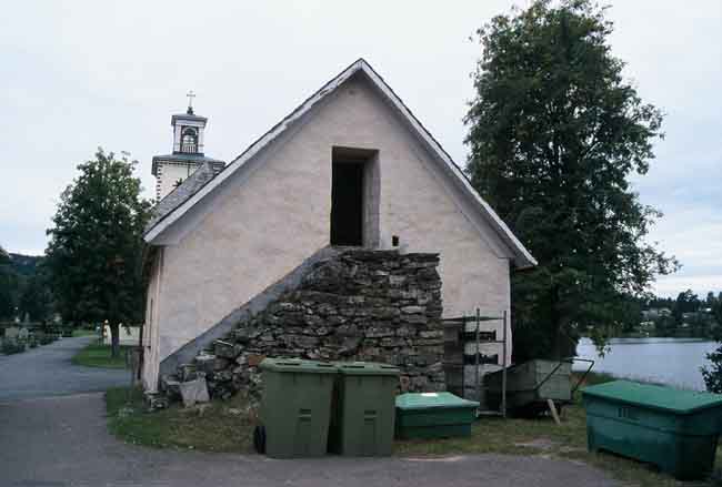 Bårhuset öster om kyrkan.