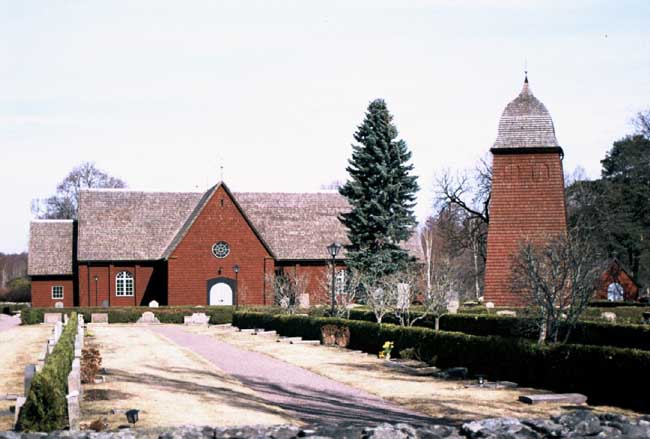 Hammarö kyrka och klockstapel från söder.